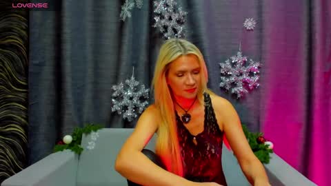 luna_lew1s online show from December 30, 8:32 am