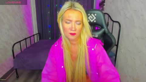 luna_lew1s online show from February 22, 11:35 am