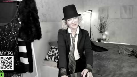 luna_lew1s online show from October 21, 8:26 am