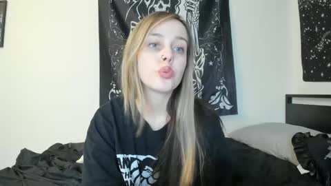 Snapshot of luna_lovelyy chatting on November 4, 1:59 am Luna online show from November 4, 1:59 am