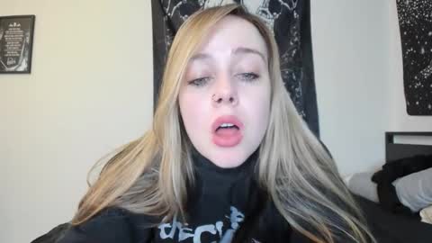 Snapshot of luna_lovelyy chatting on November 18, 6:18 am Luna online show from November 18, 6:18 am