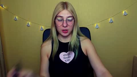 Snapshot of luna_lush_ chatting on December 5, 7:16 am Luna online show from December 5, 7:16 am