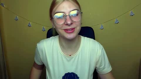 Snapshot of luna_lush_ chatting on December 15, 9:35 am Luna online show from December 15, 9:35 am