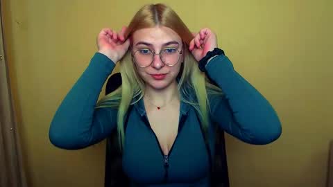 Snapshot of luna_lush_ chatting on January 4, 8:17 am Luna online show from January 4, 8:17 am