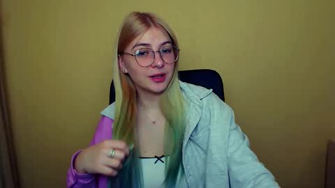 Snapshot of luna_lush_ chatting on January 21, 8:30 am Luna online show from January 21, 8:30 am