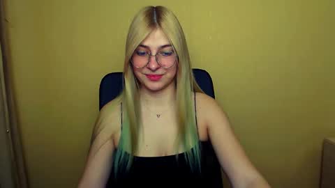 Snapshot of luna_lush_ chatting on February 4, 8:24 am Luna online show from February 4, 8:24 am