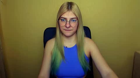 Snapshot of luna_lush_ chatting on February 6, 9:11 am Luna online show from February 6, 9:11 am