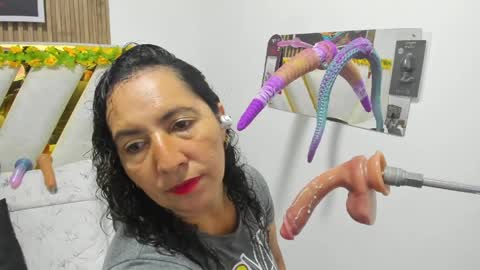 luna_naughty1 online show from June 4, 7:09 pm