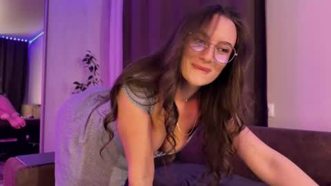 luna_raee online show from April 20, 5:59 pm