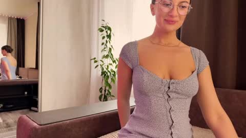 luna_raee online show from April 24, 8:06 am