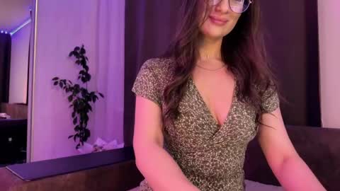 luna_raee online show from April 30, 5:08 pm