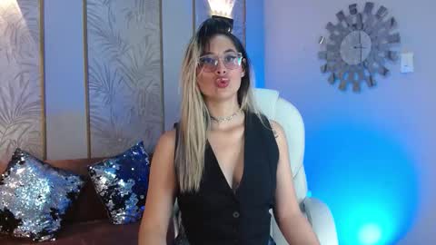 Snapshot of lunaagrey_ chatting on October 19, 3:51 am Luna online show from October 19, 3:51 am