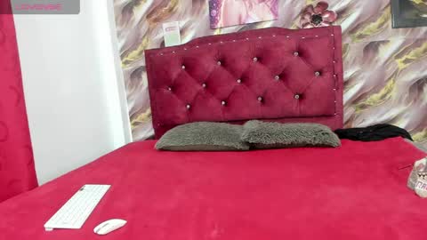 lunaawhitee online show from April 28, 3:11 am