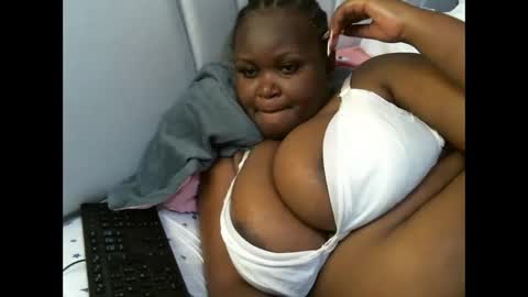 Snapshot of lunabloom01 chatting on November 11, 9:15 pm lunabloom01 online show from November 11, 9:15 pm