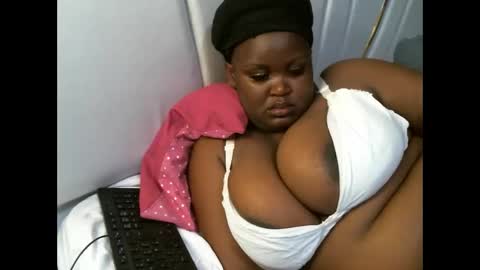 Snapshot of lunabloom01 chatting on November 16, 8:47 pm lunabloom01 online show from November 16, 8:47 pm