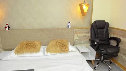 LUNA  online show from December 5, 1:52 pm