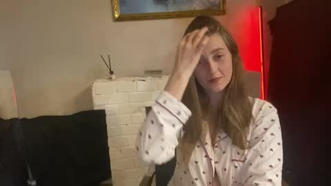 Snapshot of lunafeather chatting on November 6, 3:57 pm lunafeather online show from November 6, 3:57 pm