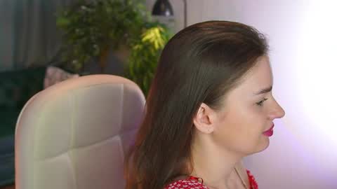 lunaolivia_ online show from April 29, 1:04 pm