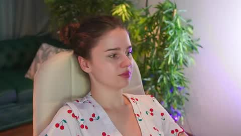 lunaolivia_ online show from April 30, 1:39 pm