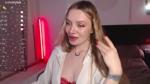 Snapshot of lunaticabae chatting on March 10, 4:17 am LunaticaBae online show from March 10, 4:17 am