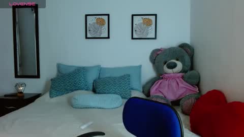 lunayois02 online show from October 6, 9:40 am