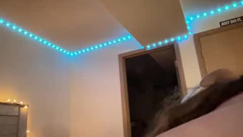 Snapshot of lunazone chatting on December 17, 5:18 am Lunadreams online show from December 17, 5:18 am