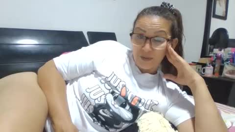 Snapshot of lupitavega_ chatting on November 29, 2:58 am Lupita online show from November 29, 2:58 am