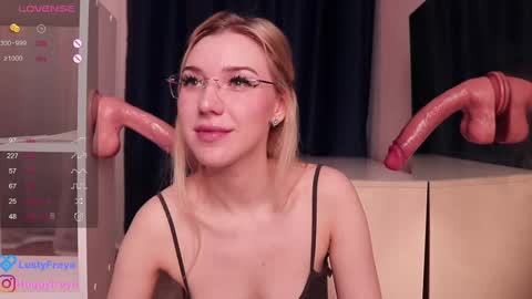 Snapshot of lusty_freya chatting on February 13, 8:27 am Freya online show from February 13, 8:27 am
