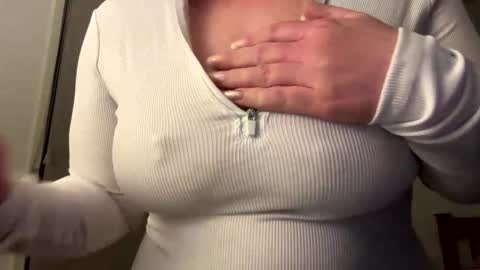 lustytits85 online show from September 28, 1:05 pm