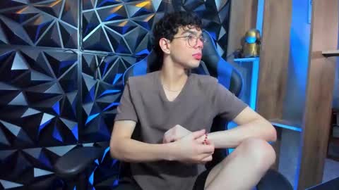 Snapshot of luuck_6 chatting on March 4, 4:35 pm luuck online show from March 4, 4:35 pm