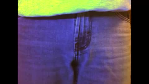 Snapshot of luv2bnakednow chatting on December 17, 9:05 pm luv2bnakednow online show from December 17, 9:05 pm