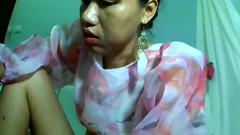 Snapshot of luvu4everxxx chatting on February 6, 5:46 am Bee Bee online show from February 6, 5:46 am