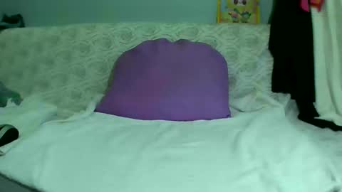 Snapshot of luvu4everxxx chatting on February 27, 3:25 am Bee Bee online show from February 27, 3:25 am
