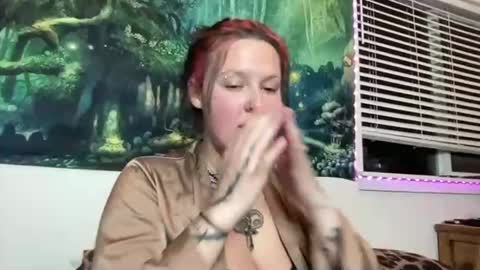 luvvvmia online show from April 12, 3:22 am