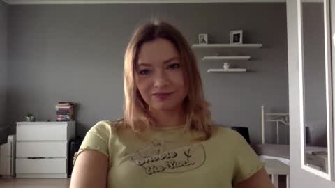 Snapshot of lux_millie chatting on October 10, 1:54 pm Millie online show from October 10, 1:54 pm