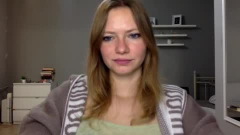 Snapshot of lux_millie chatting on November 18, 10:14 pm Millie online show from November 18, 10:14 pm