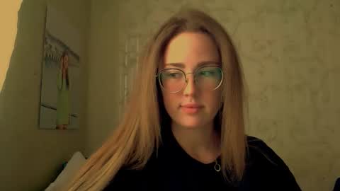 Snapshot of luxie_queen chatting on May 7, 2:00 pm Katie online show from May 7, 2:00 pm