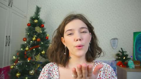 Snapshot of lyle_art chatting on December 12, 3:21 am hi im Lyle online show from December 12, 3:21 am