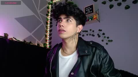 Snapshot of lylebennett_ chatting on December 4, 10:02 am Lyle Bennett Freelance Model online show from December 4, 10:02 am