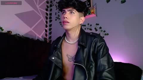 Snapshot of lylebennett_ chatting on December 9, 9:49 am Lyle Bennett Freelance Model online show from December 9, 9:49 am