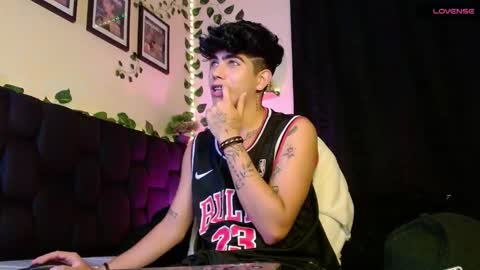 Snapshot of lylebennett_ chatting on February 14, 10:17 am Lyle Bennett Freelance Model online show from February 14, 10:17 am