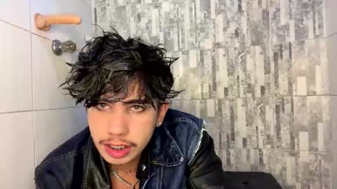 Snapshot of lylebennett_ chatting on September 22, 3:30 am Lyle Bennett Freelance Model online show from September 22, 3:30 am