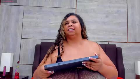 Snapshot of lynn_and_esteban chatting on March 1, 9:15 pm Lynn jonnes online show from March 1, 9:15 pm