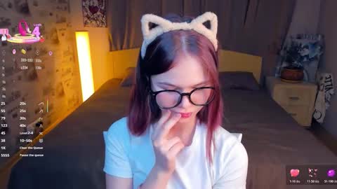 Cozy Lynns room online show from December 4, 8:45 am