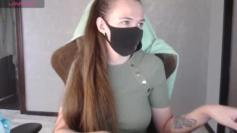 Snapshot of m00n8kiki chatting on October 20, 6:25 am Ksu online show from October 20, 6:25 am