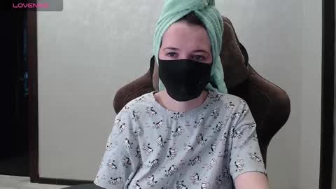 Snapshot of m00n8kiki chatting on November 25, 7:19 am Ksu online show from November 25, 7:19 am