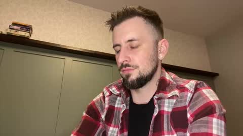 Snapshot of m_stephen chatting on February 20, 12:29 am m_stephen online show from February 20, 12:29 am