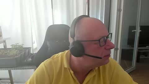 Snapshot of machinegun3dx chatting on November 28, 8:50 am Andy online show from November 28, 8:50 am