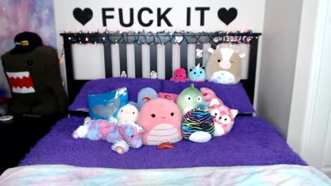 Snapshot of mackenziewolfe chatting on December 3, 7:54 am Mackenzie Wolfe online show from December 3, 7:54 am