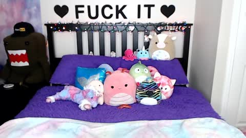 Snapshot of mackenziewolfe chatting on December 13, 6:10 am Mackenzie Wolfe online show from December 13, 6:10 am